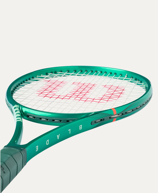 Wilson Blade 98 16x19 V10 - detalhe da garganta da raquete e construção FortyFive em fibra de carbono