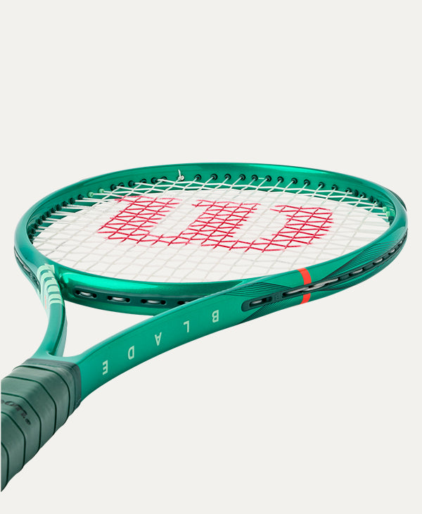 Wilson Blade 98 18x20 V10 - detalhe da garganta da raquete e construção FortyFive em fibra de carbono